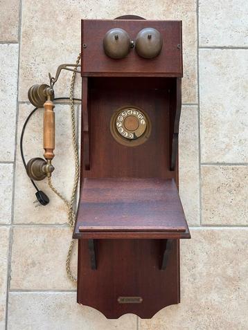 Antieke wand telefoon beschikbaar voor biedingen