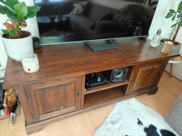 Gratis TV-kast en Boekenkast beschikbaar voor biedingen