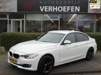 BMW 3-serie 320i High Executive - GROOT DISPLAY - PARK CAMER, Auto's, Euro 5, Zwart, 4 cilinders, Wit