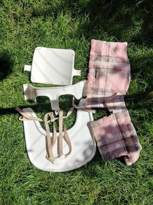 Stokke babyset wit inclusief tafelblad tray tuigje, Kinderen en Baby's, Kinderstoelen, Zo goed als nieuw, Meegroeistoel, Ophalen