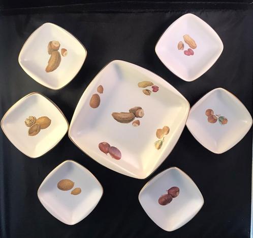 Notenschaaltjes Royal Flora Keramiek Gouda Holland, Huis en Inrichting, Keuken | Servies, Zo goed als nieuw, Schaal of Schalen
