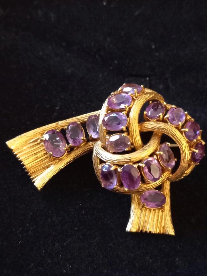 Strik broche - 18 krt. Goud - Met 16 amethisten - Italië '60, Sieraden, Tassen en Uiterlijk, Broches, Zo goed als nieuw, Goud