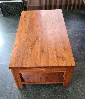 Nette teakhouten salontafel met onderblad beschikbaar voor biedingen