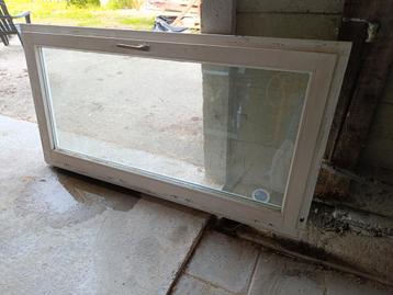 Kozijn met kiepraam, prima staat en zwaar beschikbaar voor biedingen