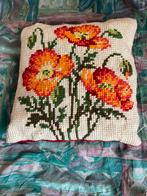 Geborduurde kussen met bloemen, Ophalen of Verzenden, Zo goed als nieuw, Vierkant