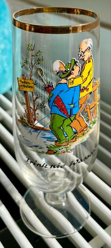 Vintage Glas met grappige afbeelding beschikbaar voor biedingen