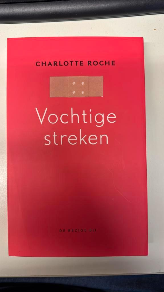 Charlotte Roche - Vochtige streken, Boeken, Literatuur, Zo goed als nieuw, Nederland, Ophalen of Verzenden