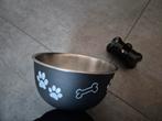 Honden voerbak en poepzakhouder met hondenpoepzakjes, Dieren en Toebehoren, Ophalen of Verzenden, Nieuw