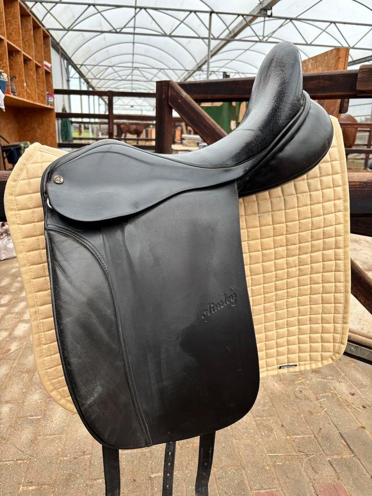 Ainsley dressuurzadel 18 inch, Dieren en Toebehoren, Paarden en Pony's | Zadels, Zo goed als nieuw, Dressuur, Ophalen