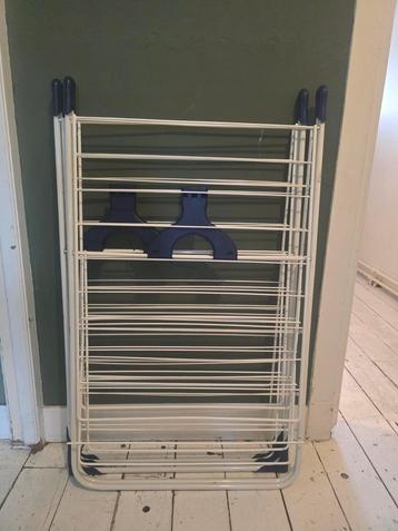 Twee stevige droogrekken *Opruiming verhuizing*  beschikbaar voor biedingen