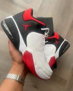 Jordan Max Aura 3 – White/Red/Black – maat 42 (nieuwstaat), Schoenen, Nieuw, Ophalen of Verzenden, A