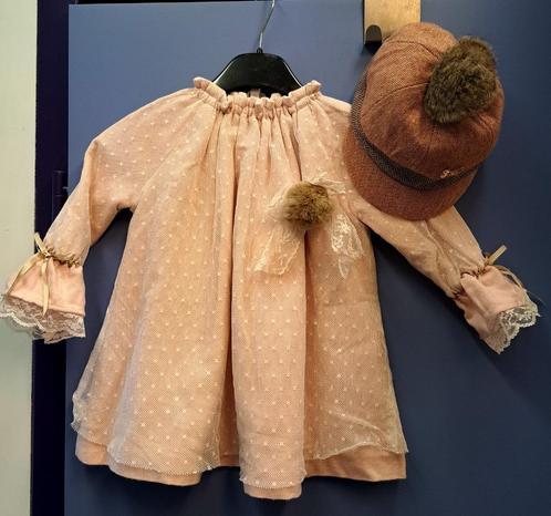 Kauli nude roze 'gaas' jurkje + bont pompom+pet 98-104 40949, Kinderen en Baby's, Kinderkleding | Maat 98, Zo goed als nieuw, Meisje