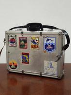 Vintage flightcase met oude stickers, Sieraden, Tassen en Uiterlijk, Gebruikt, Minder dan 50 cm, Ophalen of Verzenden, Metaal