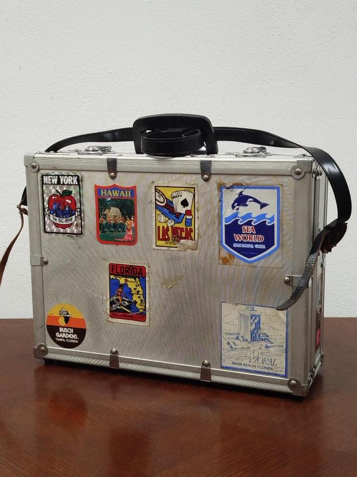 Vintage flightcase met oude stickers, Sieraden, Tassen en Uiterlijk, Koffers, Gebruikt, Metaal, Minder dan 50 cm, 35 tot 45 cm