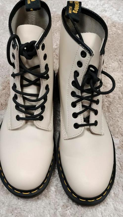 dr Martens 1460 maat 42 beige NIEUW, Kleding | Dames, Schoenen, Nieuw, Beige, Ophalen of Verzenden