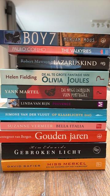 Hele stapel boeken beschikbaar voor biedingen