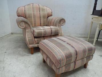Klassieke Engelse fauteuil met hocker beschikbaar voor biedingen