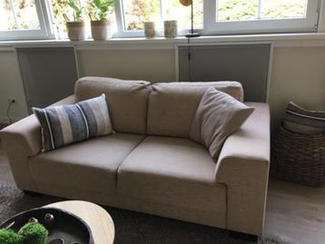 Twee persoons bank beige beschikbaar voor biedingen