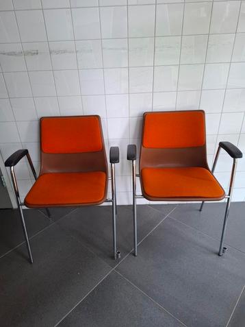 Vintage retro oranje stoelen beschikbaar voor biedingen