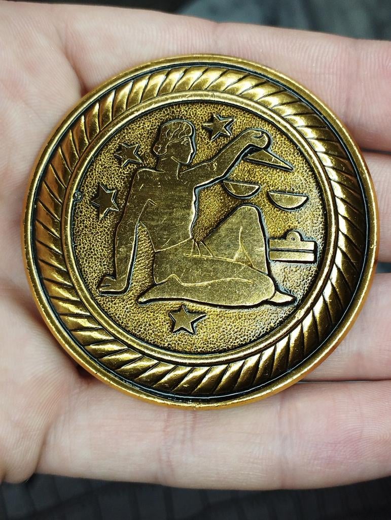 USSR-broche met het sterrenbeeld Weegschaal., Ophalen of Verzenden, Overige landen