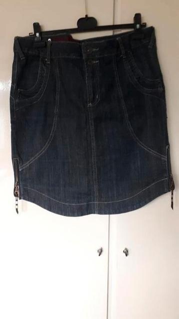 GEISHA SPIJKERROK  beschikbaar voor biedingen