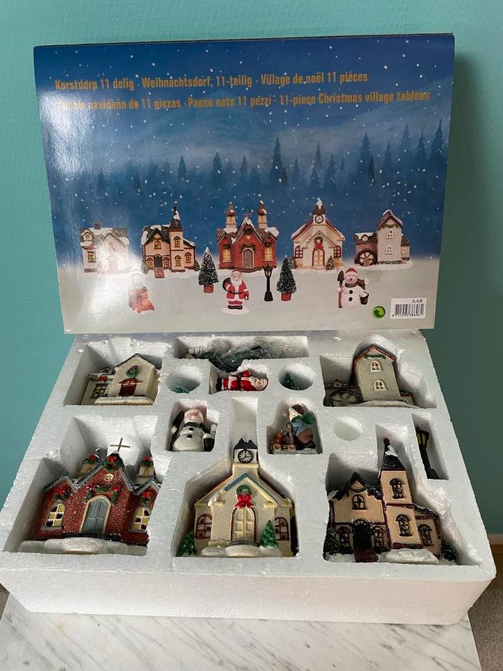 Romantisch 11-delig verlicht polystone kerstdorp, Diversen, Kerst, Nieuw, Ophalen of Verzenden
