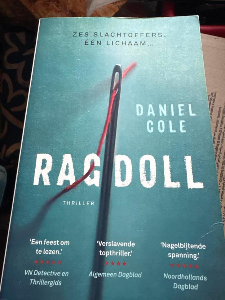 Z6.  Daniel Cole - Ragdoll, Boeken, Thrillers, Zo goed als nieuw, Nederland, Ophalen of Verzenden