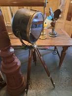 Antiek zoeklicht of vloerlamp op houten statief kant & klaar, Antiek en Kunst, Ophalen