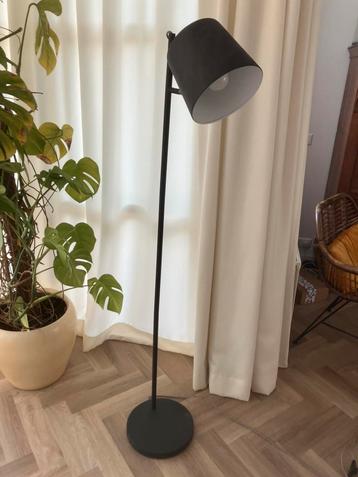 Moderne zwarte vloerlamp – strak en stijlvol beschikbaar voor biedingen