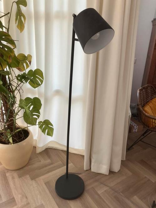 Moderne zwarte vloerlamp – strak en stijlvol, Huis en Inrichting, Lampen | Vloerlampen, Zo goed als nieuw, 150 tot 200 cm, Ophalen