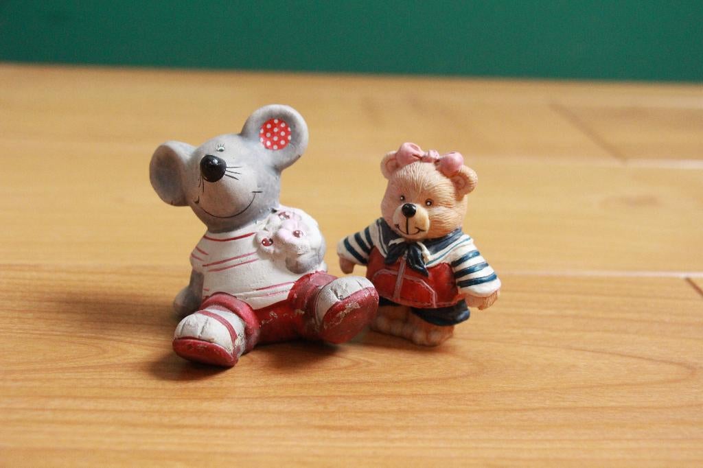 Twee decoratieve beeldjes, Verzamelen, Beelden en Beeldjes, Zo goed als nieuw, Overige typen, Ophalen of Verzenden