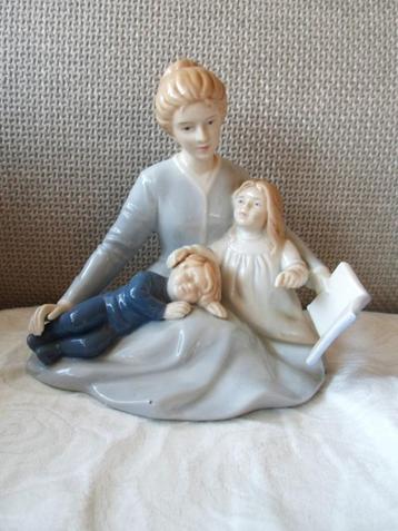 AVON Porseleine beeld A Mother's Touch. beschikbaar voor biedingen