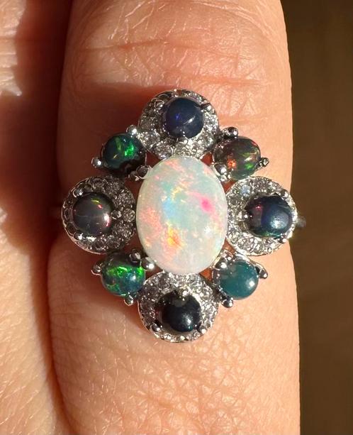 Unieke zilveren ring met opalen. Nieuw, gemerkt S925, Sieraden, Tassen en Uiterlijk, Ringen, Nieuw, 18 tot 19, Zilver, Zilver