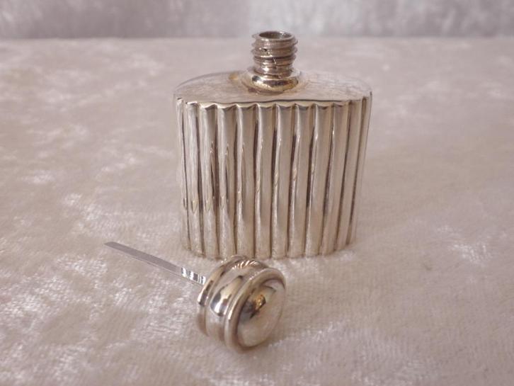 Mooi zwaar zilver Parfumflesje met dop en zilveren trechter, Antiek en Kunst, Antiek | Goud en Zilver, Zilver, Verzenden