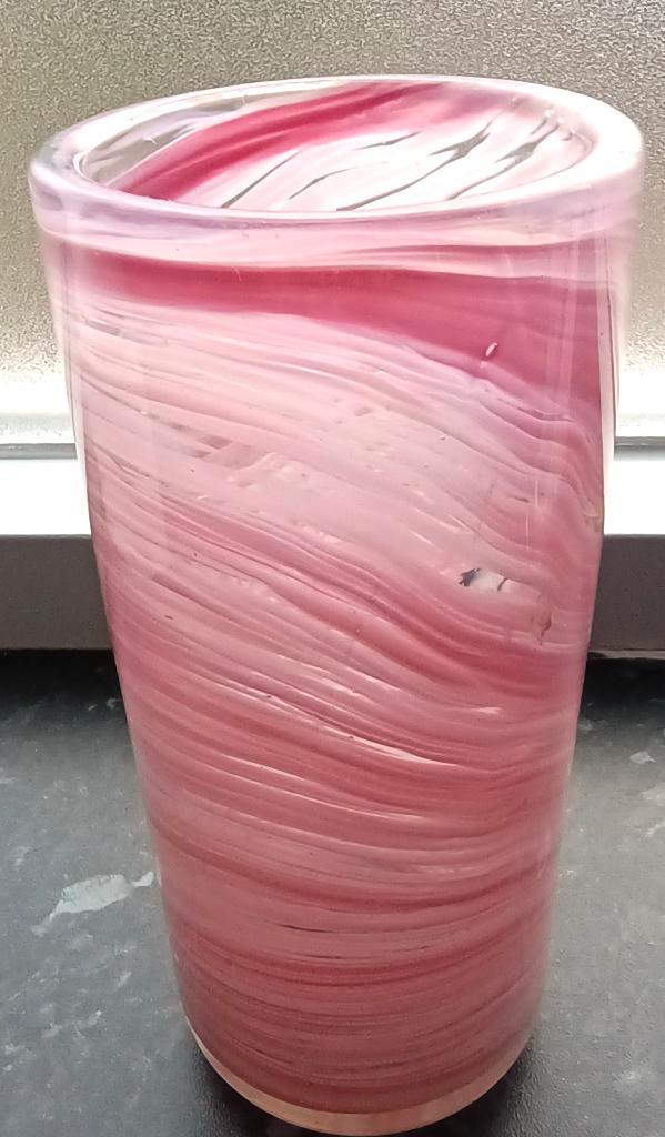 Kosta Boda pink vaas (Ontwerp van  de Zweedse Anna Ehrner, Antiek en Kunst, Antiek | Glas en Kristal, Ophalen of Verzenden