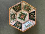 6-kantig wandbord Makkum met geometrisch floraal patroon, Antiek en Kunst, Antiek | Wandborden en Tegels, Ophalen of Verzenden