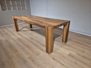 Pilat&Pilat - Hindrik - Langshout in Walnoot- Tafel - Design beschikbaar voor biedingen
