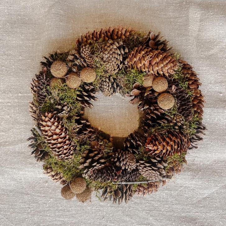 Krans van dennenappels en mos Ø35cm, Huis en Inrichting, Woonaccessoires | Kransen, Nieuw, Ophalen of Verzenden