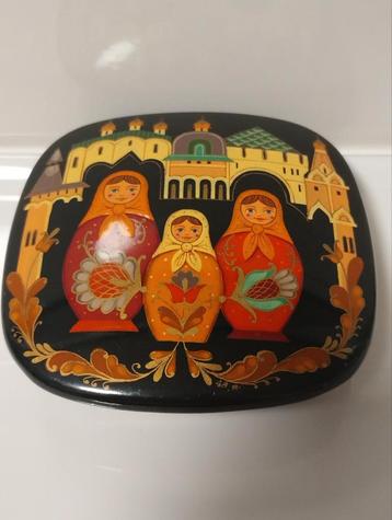 Russisch handgeschilderd stalen juwelendoosje  beschikbaar voor biedingen