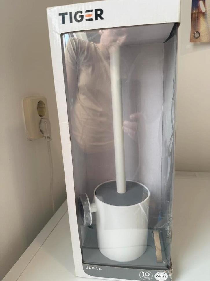 Tiger Urban Toiletborstel (wit) – NIEUW in doos, Huis en Inrichting, Badkamer | Badtextiel en Accessoires, Nieuw, Wit, Ophalen of Verzenden