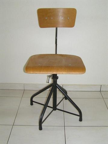 Vintage naaimachine stoel. beschikbaar voor biedingen