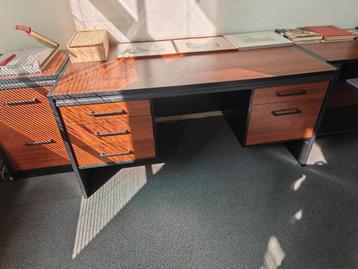 klassiek bureau beschikbaar voor biedingen