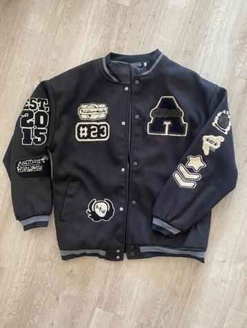 Nieuwe zwarte baseball jack met patches | nooit gedragen beschikbaar voor biedingen