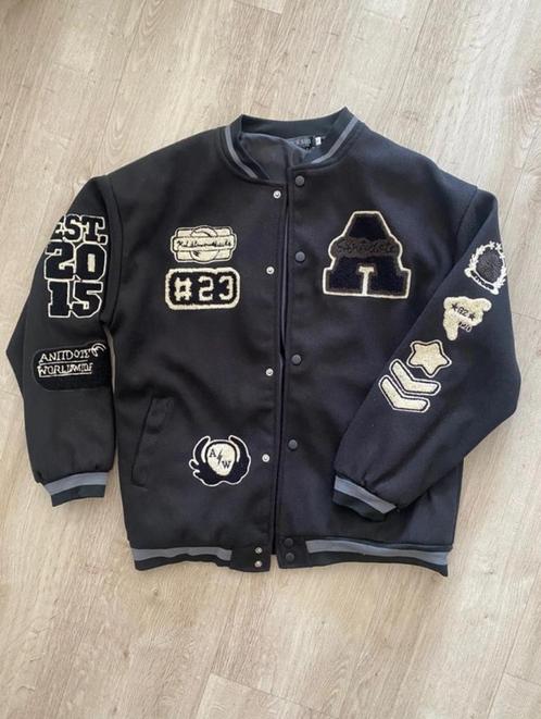 Nieuwe zwarte baseball jack met patches | nooit gedragen, Kleding | Heren, Jassen | Zomer, Nieuw, Maat 52/54 (L), Zwart, Ophalen of Verzenden
