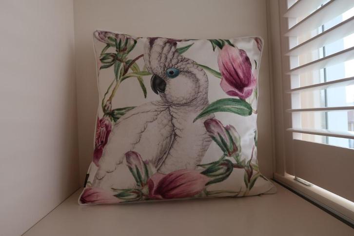 Sierkussen Vanilla Fly 50x50 cm roomwit met kakatoe, Huis en Inrichting, Woonaccessoires | Kussens, Zo goed als nieuw, Overige kleuren