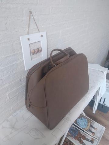 Vintage reistas mooie kleur beschikbaar voor biedingen