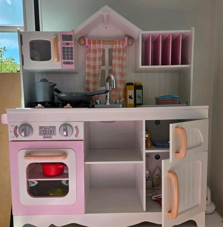 Mooi wit-lichtroze houten speelkeukentje country Kidcraft, Kinderen en Baby's, Speelgoed | Speelkeukens, Zo goed als nieuw, Speelkeuken