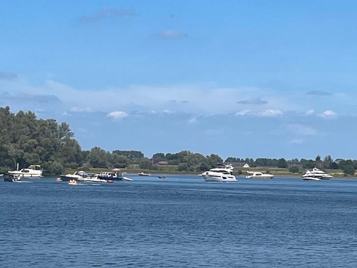 Vakantie aan het Water – Chalet aan het Esmeer (Aalst, GLD), Caravans en Kamperen, Verhuur