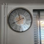 Grote wandklok tymen Romeinse cijfers met tandwielen 60 cm, Ophalen, Zo goed als nieuw, Analoog, Wandklok