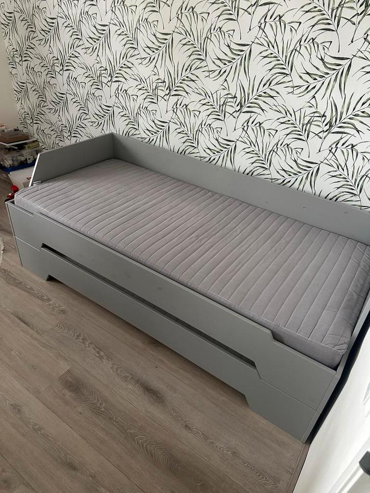 Bed met onderschuifbed - Ideaal voor logees!, Huis en Inrichting, Slaapkamer | Bedden, Zo goed als nieuw, Eenpersoons, 90 cm, 200 cm